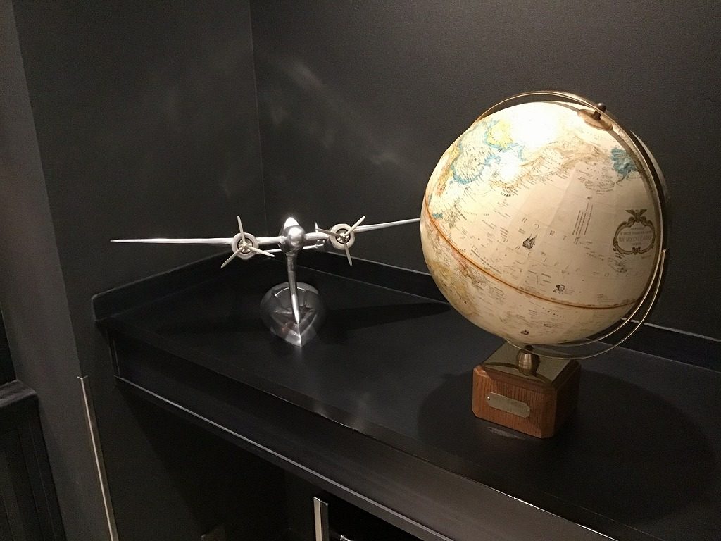 飛行機模型と地球儀