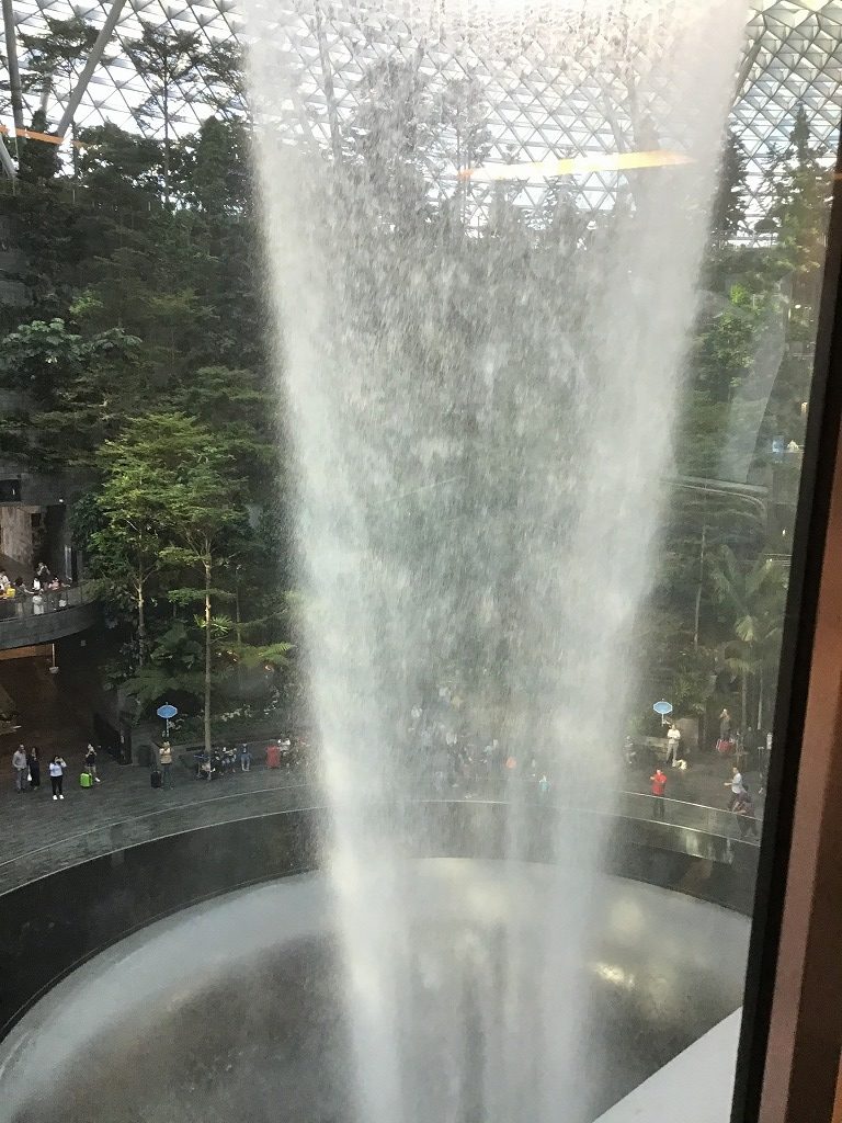 スカイトレインから見たジュエル人工滝
