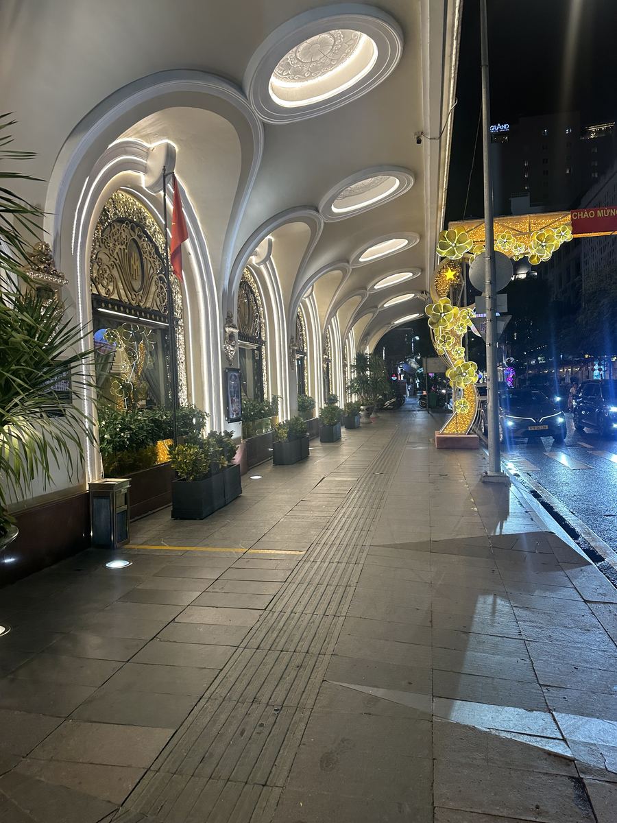 夜のホテル前の歩道