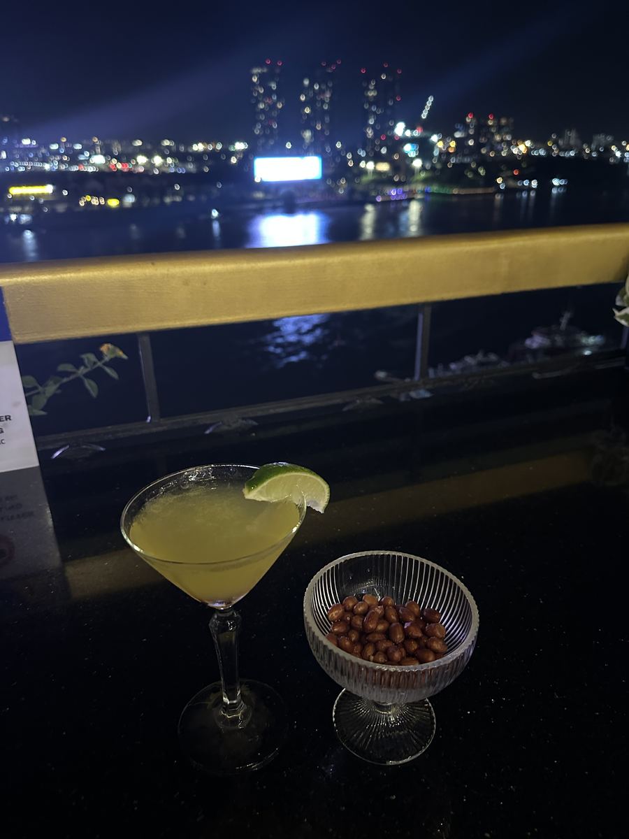 M.Barのカクテルとおつまみ、背景にサイゴン川の夜景