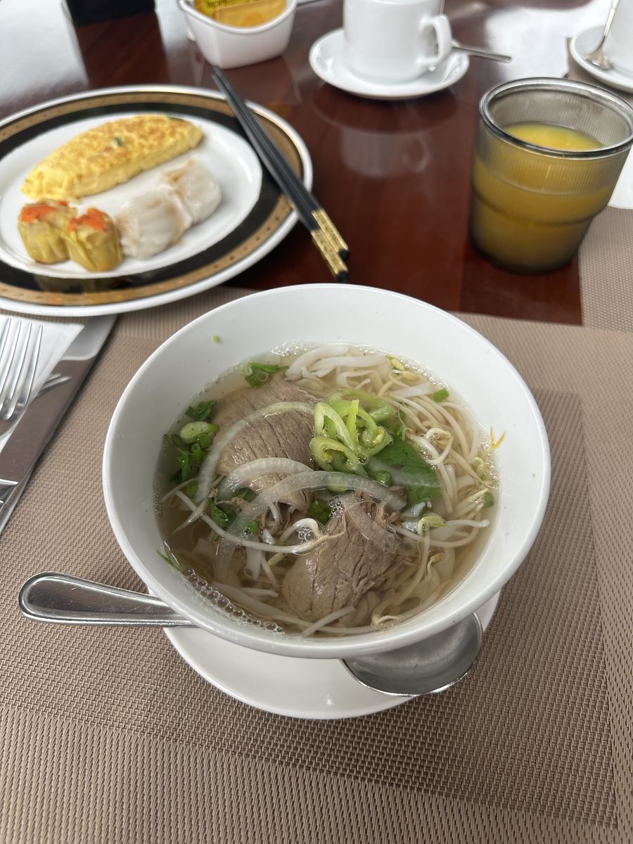 朝食のフォーとオムレツ